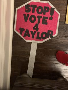 Diy Campaign Posters, Hoco King And Queen Campaign Ideas, Cute Sga Posters, Campaign Student Council, Running For Hoco Queen Posters, Home Coming Court Campaign Ideas, Posters For School Campaign, Campaign Posters For School, Class Vp Posters