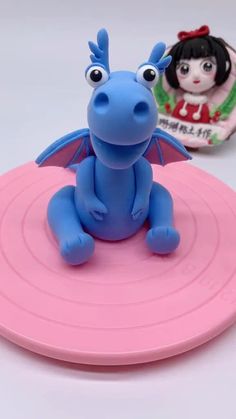 Fondant Dinosaur Tutorial, Clay Dinosaur, Kue Fondant, Fondant Flower Tutorial, Dinosaur Birthday Cakes, Clay Crafts For Kids, Cake Topper Tutorial, Fondant Animals, Fondant Cake Toppers