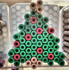 there is a christmas tree made out of rolled up rolls of thread and spools