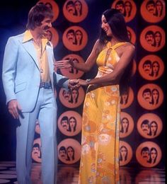 Sonny & Cher show Sonny And Cher Outfits, Sonny And Cher Costume, Sony And Cher, Cher Halloween Costume, Cher Halloween, 70s Cher, Sonny And Cher Show, Cher 70s, Cher Fashion