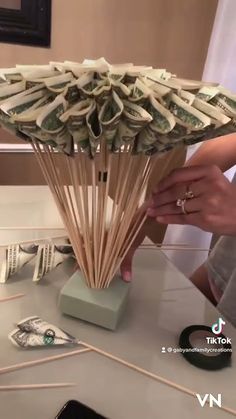 Money Flower Bouquet Diy, How To Make Flowers Out Of Money, How To Make Money Bouquet, How To Make A Money Bouquet, Fun Ways To Give Money As A Gift, Diy Money Bouquet Ideas, Money Bouquet Birthday, Bouquet Of Money