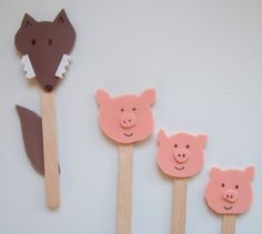 three little pigs are on toothpicks made out of pops