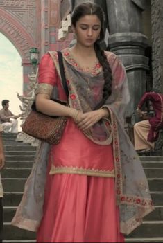 Alia Bhat Outfits In Kalank, Kalank Alia Bhatt Outfits, Kalank Movie Outfits, Alia Bhatt In Kalank Dresses, Alia Bhatt Kalank Outfits, Alia Bhatt Kalank Movie Outfit, Roop Kalank Outfits, Kalank Alia Bhatt Dress, Alia Bhatt Suits