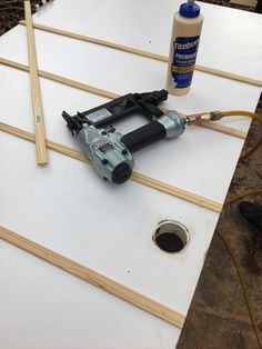 the tools are laying on top of the table and ready to be used for painting