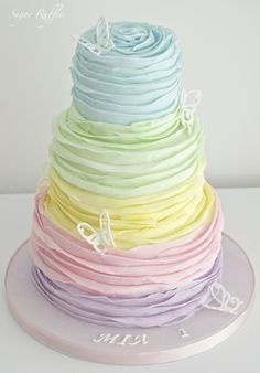 there is a multi layer cake with many layers on the top and bottom tiers