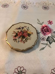 Compact Mirror Vintage, Arabic Henna Designs, Powder Lipstick, Vintage Compact, Vintage Dresser, Roses Bouquet, Hippie Girl, Lipstick Case, Powder Compact