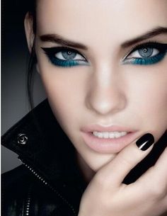 I love the 2-tone underline paired up with the dramatic top wing. Would soo do this Palvin Barbara, Makijaż Smokey Eye, Barbara Palvin, Editorial Makeup, Olivia Palermo, Eye Make, Beauty And Fashion, Makati, Cara Delevingne