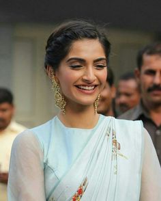 Sonam Sonam Kapoor Hairstyles, Wedding Makeover, Traditional Hairstyle, Life Status, Bridal Hair Buns, Front Hair Styles, Hair Tutorials For Medium Hair, Sonam Kapoor