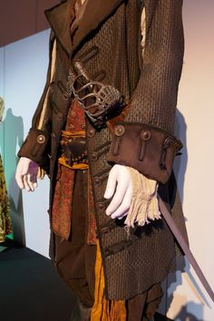 a man's costume is displayed on display in a museum