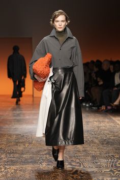 Bottega Veneta Fall 2024 Ready-to-Wear https://www.vogue.com/fashion-shows/fall-2024-ready-to-wear/bottega-veneta/slideshow/collection#5 Bottega Veneta Fashion Show, Bottega Veneta Fashion, Runway 2024, Modern Americana, 90s Fashion Outfits, Winter Mode, Vogue Runway, Fall 2024