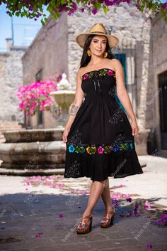 This Beautiful Strapless Dress boasts a Traditional Mexican floral design combined with a modern style dress. The pleated skirt combined with the strapless top makes it fun and flirty. It's made out of fine Mexican cotton and has elastic around the waist for a tighter fit. This dress is handmade and hand embroidered by Mexican Artisans in Oaxaca, Mexico. This dress comes in one size: Small/Medium Purchase the shoes modeled here: https://www.etsy.com/es/listing/796861329/zapato-artesanal-de-plata Outfit Mexicanos, Black Mexican Dress, Mexican Dresses Traditional, Mexican Party Dress, Frida Kahlo Dress, Folklore Style, Mexican Style Dresses, Charro Quince, Mexican Quinceanera Dresses