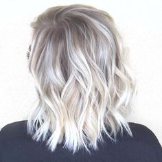 8 formas modernas de lucir mechas grises en tu cabello oscuro Blond Cenușiu, Blonde Hairstyle, Hair Blond, Ash Blonde Hair, Platinum Hair, Ombré Hair, Platinum Blonde Hair