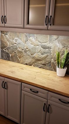 Small manufature with rock wall and nature details. 
...a little bit of nature at home. Natural Stone Backsplash Kitchen, Natural Rock Wall, Kitchen Stone Wall, Rock Backsplash, Rustic Kitchen Backsplash, Natural Stone Backsplash, Rustic Backsplash, Kitchen Natural