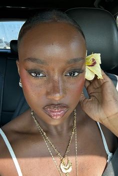 Freckles Makeup Black Women, Summer Makeup Black Women, Dark Skin Makeup Looks, Natural Makeup Black Women, Black Women Natural Makeup, Make Up Looks Black Women, Makeup Black Women, Soft Makeup Looks, Makeup For Black Skin