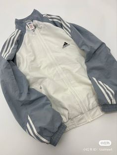 Blue with white streaks going down on the sleeves, adidas black logo on the right side of chest, rest is crème white Color no extra details Preppy Chic Outfits, Sporty Outfits Men, Street Style Outfits Casual, Adidas Zip Up, Outfit Inspo Casual, Guys Clothing Styles, Modest Fashion Outfits, Sporty Outfits, Solid Clothes