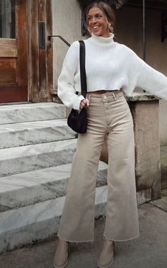 Cream Jeans Outfit, Cream Pants Outfit, Trousers Women Outfit, Fall Outfits Cute, Jean Beige, Flare Jeans Outfit, Wide Leg Jeans Outfit, Legs Outfit, Wide Leg Pants Outfit