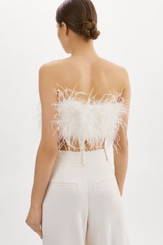 Optez pour le bustier raccourci Zaina pour un look à la fois chic et décadent. Ses plumes douces lui confèrent à la fois un aspect léger et une texture séduisante, et sa fermeture à glissière à l'arrière permet de créer une silhouette ajustée. Feather Trim Skirt, Turkey Feathers, Semi Formal Dresses, Blazer And Skirt, Feather Trim, Ruffle Mini Dress, Ostrich Feathers, Strapless Mini Dress, Maxi Dresses Casual