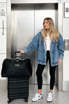 12+ Comfy & Stylish Airport Outfit Ideas. Need cozy airport outfit ideas? Check out our 12+ casual, cute, and classy airport fits for long flights and short flights. From dressy to relaxed, we’ve got your airport style covered, be it fall, summer, spring, or winter! travel wardrobe Autumn Airport Outfit, Airport Outfit Autumn, Leggings Airport Outfit, Airport Outfit Leggings, Leggings Calzedonia, Leggings Travel Outfit, Fall Airport Outfit, Freya Killin