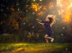 Cute child chasing bubbles – it’s a formula that works every time and Jake Olson has mastered it! Here’s his latest example! Dream Catcher by Jake Olson Studios on 500px Jake shot this gorgeous shot with a Canon EOS 5D Mark III and a Focal Length of 85mm. His settings were a Shutter Speed of1/5600s …. Happiness Wallpaper, Spring Picture Ideas, Kind Photo, Spring Pictures, Digital Photography School, Foto Tips, Childrens Photography, Kids Portraits, 인물 사진