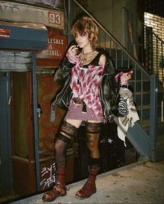 Art Student Aesthetic Fashion, 80s Punk Fashion Women, Punk Show Outfits, 70s Punk Aesthetic, Feminine Punk, Vogue Fashion Editorial, 90s Grunge Fashion, 90s Grunge Outfits, Best Haircuts For Women