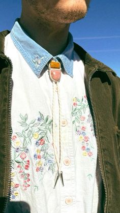 Bolo Tie Street Style, Men’s Bolo Tie Outfit, Men’s Bolo Tie Wedding, Western Bolo Ties Men, How To Style Bolo Tie, Mens Vintage Aesthetic, Bolo Tie Men Outfit Casual, Men’s Bolo Tie, Mens Western Aesthetic