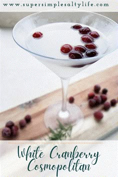 Cranberry Cosmopolitan, Cranberry Cosmo, Cranberry Cocktail Recipe, Simple Cocktail Recipes, Cosmopolitan Cocktails, Cranberry Martini, Alcohol Shots, Cosmo Recipe, Simple Cocktails