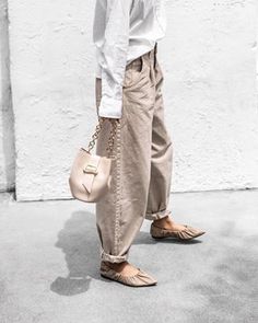 Taupe Bag Outfit, Taupe Bag, Work Women, Street Style Summer, In The Bag, The Bag, Street Light, Color Collection