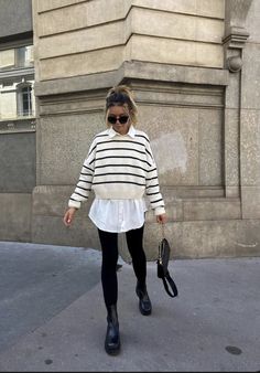 Striped Sweater Outfit, White Striped Sweater, Paris Mode, Paris Outfits, Mode Inspo, Casual Winter Outfits, Autumn Outfit, Outfit Inspo Fall