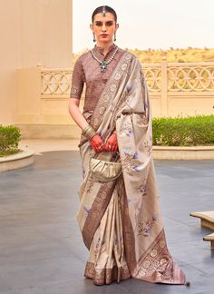 Indulge in luxury with our exclusive Beige Floral Printed Silk XO Pallu and Border Saree. The intricate brocade blouse adds a touch of elegance to this traditional Indian designer saree. Perfect for festive occasions and parties, this saree will make you stand out and feel confident. The unstitched blouse can be customized upto 44 inches. Do Note: All the accessories shown are for styling purpose only. Slight color variation may occur due to photographic reasons. Fall and Pico : Done Drapping Sa Drapping Saree, Party Wear Traditional, Peach Saree, Brocade Blouse, Indian Designer Sarees, Casual Art, Traditional Indian Jewellery, Indian Saree Blouse, Brocade Blouses