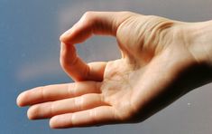 Yoga para enmendar un corazón roto Dhyan Mudra, Gyan Mudra, Health Quiz, Hand Mudras, Rishikesh Yoga, Yoga Hands, Om Mantra, Buddhist Meditation