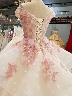 Floral Quinceanera Dress, Sweet 16 Ball Gown, Sweet 16 Ball, Ball Gowns Vintage, Tulle Sleeves, Quinceanera Dress, Princess Bride, Quince Dresses, Applique Dress