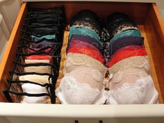 EU SOU DONA DE MIM: COMO ORGANIZAR LINGERIE Lingerie Organization, Lingerie Closet, Lingerie Storage, Organization College, Organization Apartment, Bra Storage, College Ideas, Wardrobe Organisation