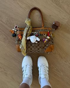 Coach Bag Accessories, School Bag Essentials, Inside My Bag, Handbag Essentials, Girly Bags, What In My Bag, Cute Handbags, Fancy Bags, Pretty Bags