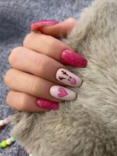 Christmas Nail Designs Reindeer, Trendy Christmas Nails Acrylic, Red And Pink Christmas Nails, Pink Nails Winter, Pink Nails Christmas, Christmas Gel Nail Ideas, Pink Xmas Nails, Pink And Red Christmas Nails, Holiday Nails Pink