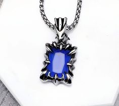 《《LA COLLECTION PENDENTIFS》》 LES DÉTAILS Le collier « SAPPHIRE CLAW TAG » est conçu avec une griffe en acier inoxydable argenté impeccablement détaillée, enveloppée d'une plaque d'identité en pierre précieuse émeraude cultivée en laboratoire, suspendue à une chaîne en acier inoxydable argenté disponible dans la longueur de votre choix !  SAPHIR CULTIVÉ EN LABORATOIRE  Les pierres précieuses cultivées en laboratoire ont les mêmes propriétés chimiques, minérales et optiques que les pierres précieu Pendant Necklace Men, Necklace Length Chart, Dog Tag Pendant, Box Chain Necklace, Necklace Men, Jewelry Care Instructions, Silver Box, September Birthstone, Men's Necklace