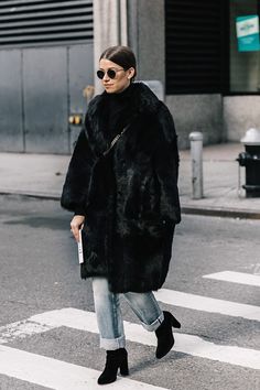 Faux Fur Coats Outfit, Coat Outfit Ideas, Fur Outfit, Weird Style, Black Fur Coat