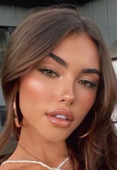 Makeup Looks Madison Beer, Hock Makeup Ideas, Tan Face Makeup, Wedding Bridesmaid Makeup Natural, Hoco Makeup Simple, Latte Girl Makeup, Madison Beer Makeup Looks, Dark Waterline Makeup, Homecoming Makeup Looks Natural