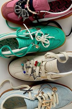 Shoe Charms Sneakers, Decorated Crocs Shoes Charms, Shoelace Charms Sneakers, Gucci Strawberry Shoes, Bubble Shoes Charms, Shoe Charms For Sneakers, Cool Fashion Accessories, Cute Shoes Casual, Sneakers With Charms