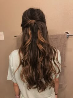 Wedding Hairstyles Updo Messy, Rambut Brunette, Elegant Wedding Hair, Wedding Hair Down, Wedding Hairstyles Updo, Wedding Updo, Half Up Hair, Long Wigs, Wedding Hair And Makeup