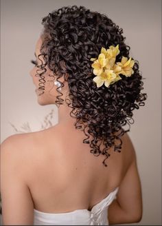 Wedding Hair Afro, Curly Hair Bride Wedding Day, Short Curly Bridal Hair, Curly Bridal Hair, Natural Hair Wedding, Party Make-up, Natural Wedding Hairstyles, Curly Wedding Hair, Bridal Hair Inspiration