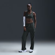 Throw them on, tear them off, shoot your shot: These easy-fitting, sweat-wicking pants let you do it all in comfort. An updated drawcord can be tied inside or outside for comfort and style. Basketball Pants, Soccer Pants, Nike Sweats, Pants Vintage, Golf Pants, Cold Hands, Nike Acg, Nike Sports, Womens Basketball