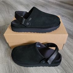 There Brand New Only Tried One Of Them On. I Did Currently Move And In The Process The Box Got Ruined. Nike Casual Shoes, Fluffy Shoes, Half Shoes, Shoes Ugg, Elegant Sandals, Fur Shoes, Ugg Black