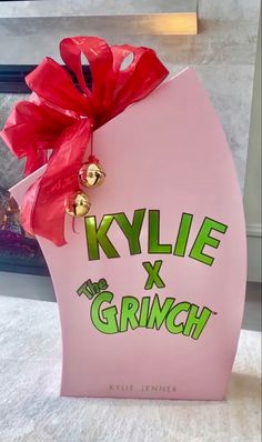 Kylie Makeup, Kylie Baby, Grinch Christmas Decorations, Beauty Water, Video Love, Christmas Pops, Kylie Cosmetic, Cute Presents