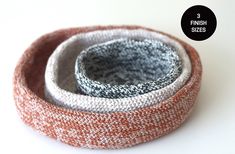 three knitted bowls sitting side by side on top of a white surface with text overlay that reads, 3 finish sizes