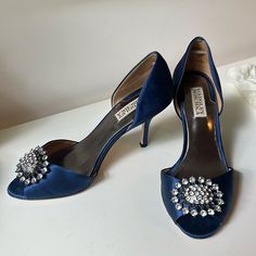 Navy Blue Occasion Shoes With Broach Design On Top Broach Design, Badgley Mischka Shoes, Occasion Shoes, Box Color, Badgley Mischka, Shoes Women Heels, Original Box, Shoes Heels, Navy Blue