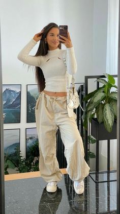 White Cargo Pants Outfit, Pantalon Parachute, Summer Baddie Outfits, Pant Outfits For Women, Summer Baddie, Anniversary Outfit, Outfit Links