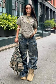 #fashionista #pinterest #aesthetic New York Streetwear Aesthetic, Streetwear Fashion Poses, Arca Aesthetic, Stylist Aesthetic, Latina Aesthetic, Extreme Fashion, Street Fashion Men Streetwear, City Outfits