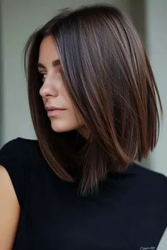 Mega kurze Haare für Frauen: 51+ freche Schnitte - hairtastic.de Bob Hair Highlights Brown, Bob Haircut Long In Front Short In Back, Sleek Wedding Guest Hairstyles, Dark Brunette Hair With Lowlights Subtle Highlights, Lob Haircut Textured, Short Hairstyle Women Dark Hair, Long Bob Haircuts Side Part, Asian Long Bob, Long Bob Brown Hair