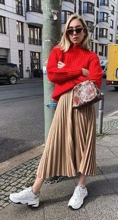 Casual Weekend Style, Pleated Fashion, Long Skirt Fashion, Skirt And Sneakers, Looks Street Style, Trend Report, Causual Outfits, Athleisure Wear, Fashion Color