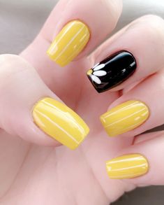 Daisy Nails Yellow, Yellow Daisy Nails, Acrylic Nails Yellow, Yellow Nail Art, Yellow Nails Design, Nails Arts, Nails Yellow, Black Daisy, Daisy Nails